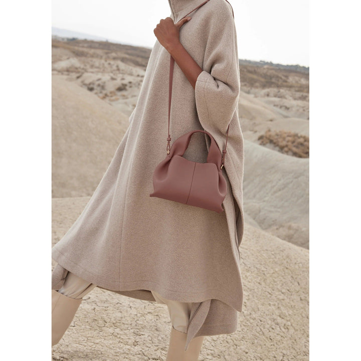 Annie | Stylish Travel Companion